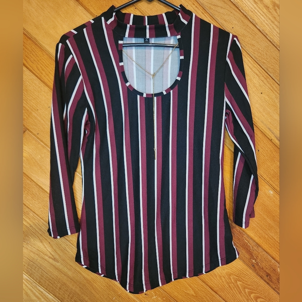 Derek Heart black and maroon quarter length sleeve keyhole front large top